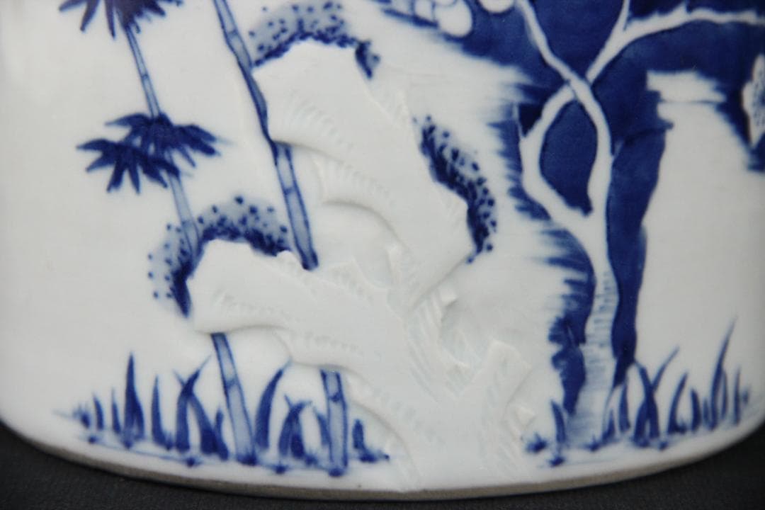 中国景徳鎮製 染付浮彫松竹梅文 水指 黒塗蓋付 茶道具 Eo21-20