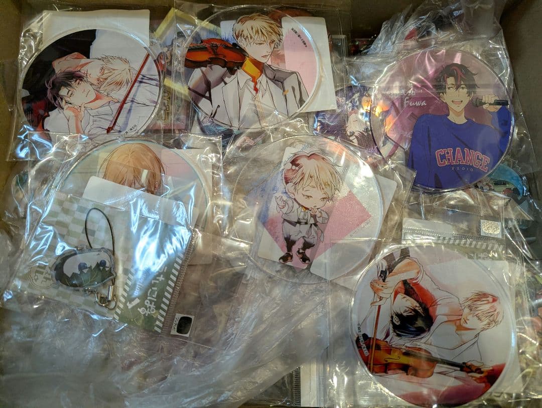 ８０サイズ　３００点以上　ノンジャンル　大量　缶バッジ　アクスタ　まとめ売り