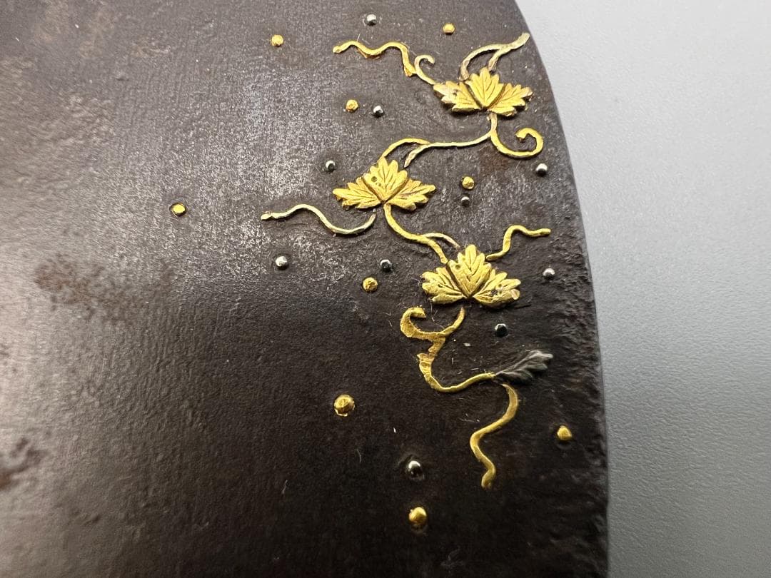 【海】江戸中期　大鉄鍔　唐草図　金銀象嵌　無銘　刀装具　重量約208g　専用箱付