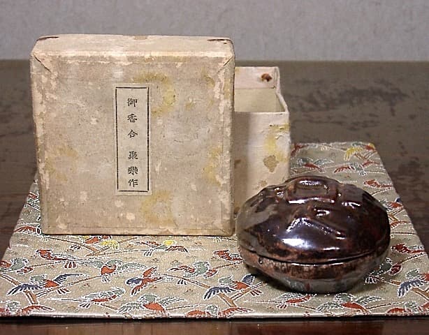 京焼・清水焼 聚楽焼 吾唯足知 香合 在銘 共箱 無傷 保証。 京