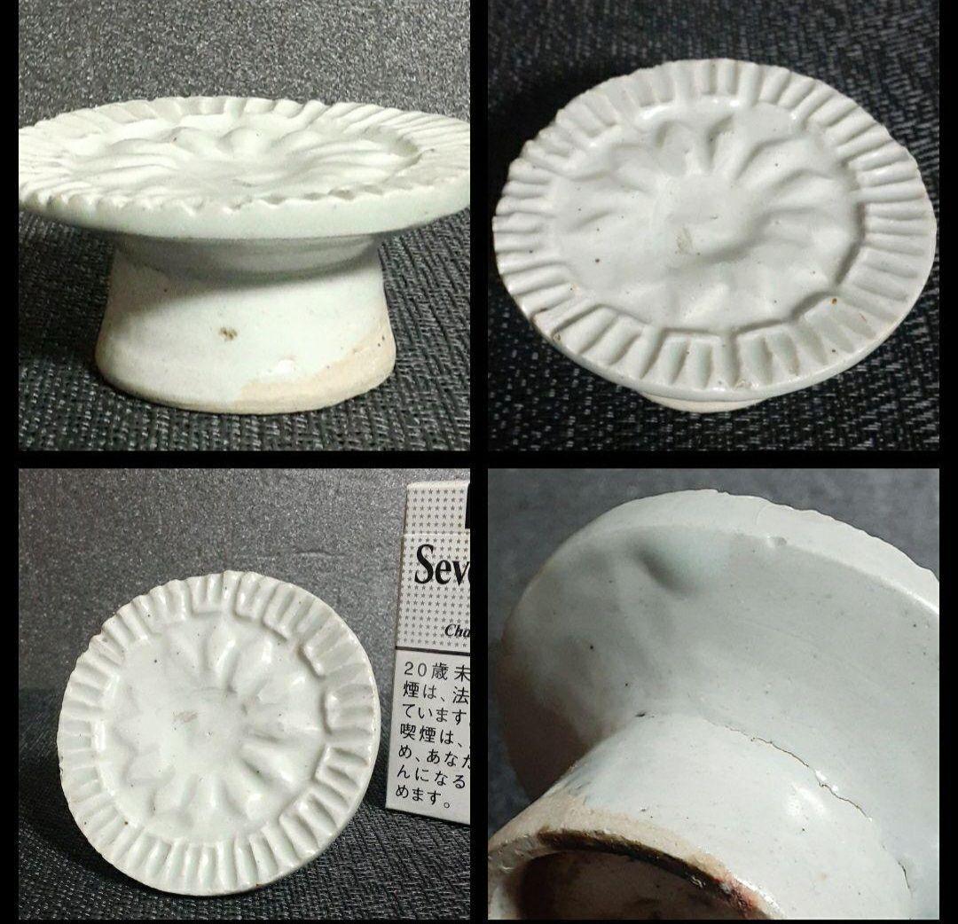 李朝　韓国古美術　韓国古陶磁器　白磁　陽刻浮彫　花文様　高付皿　菓子型　餅型 李朝 韓国古美術 韓国古陶磁器 白磁 陽刻浮彫 花文様 高付皿