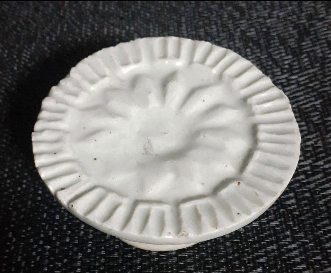 李朝 韓国古美術 韓国古陶磁器 白磁 陽刻浮彫 花文様 高付皿