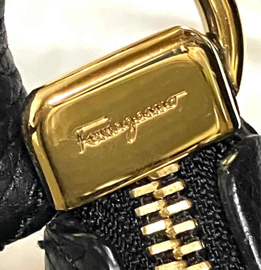 フェラガモ　レザー ブラック ショルダーバッグ