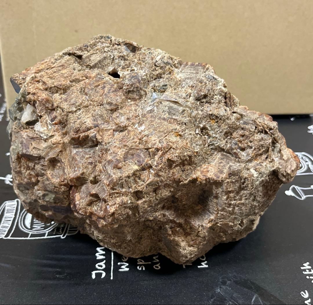 4.2kg ガーネットだと思われる石