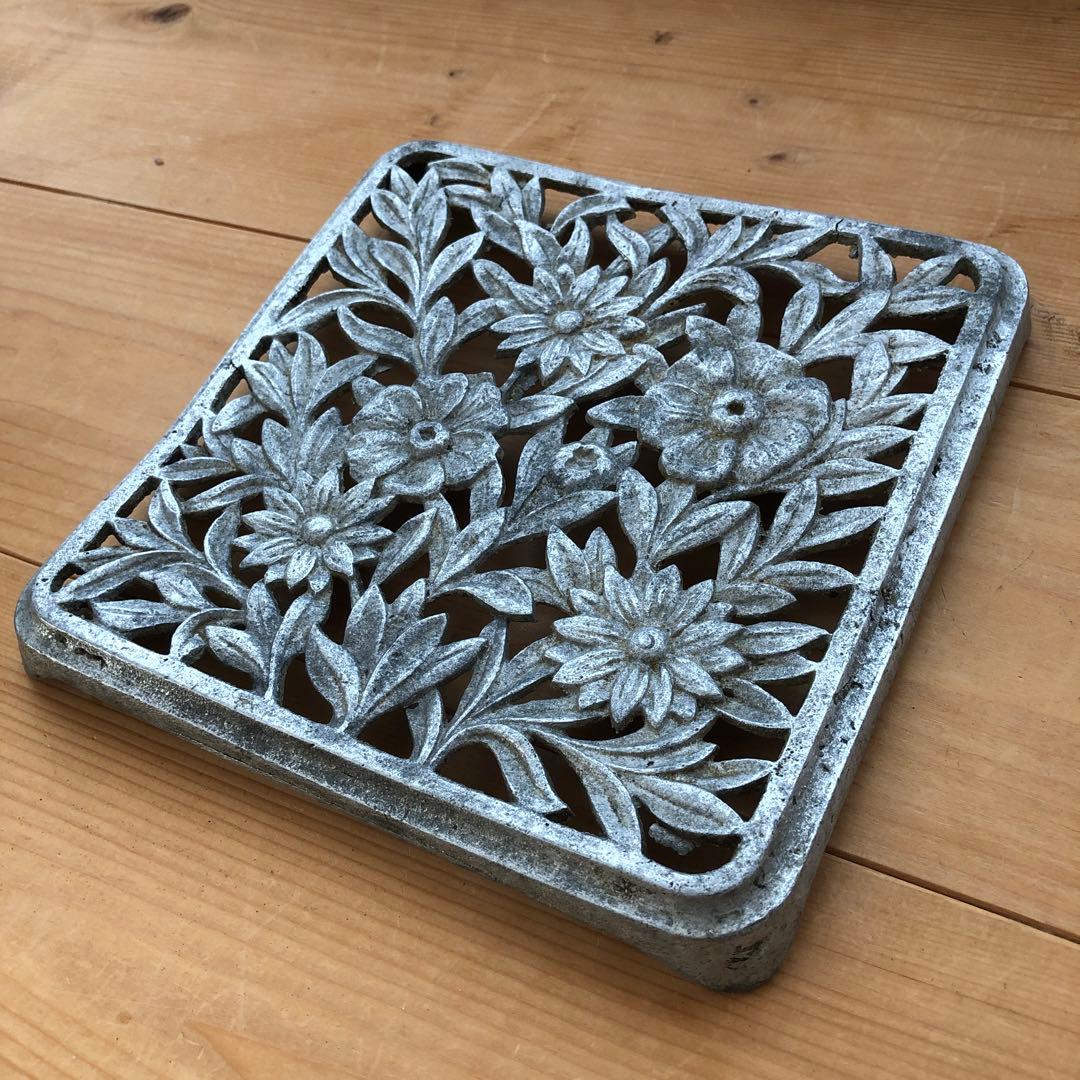 花のレリーフが美しい古い鍋敷き トリベット アンティーク フランス no