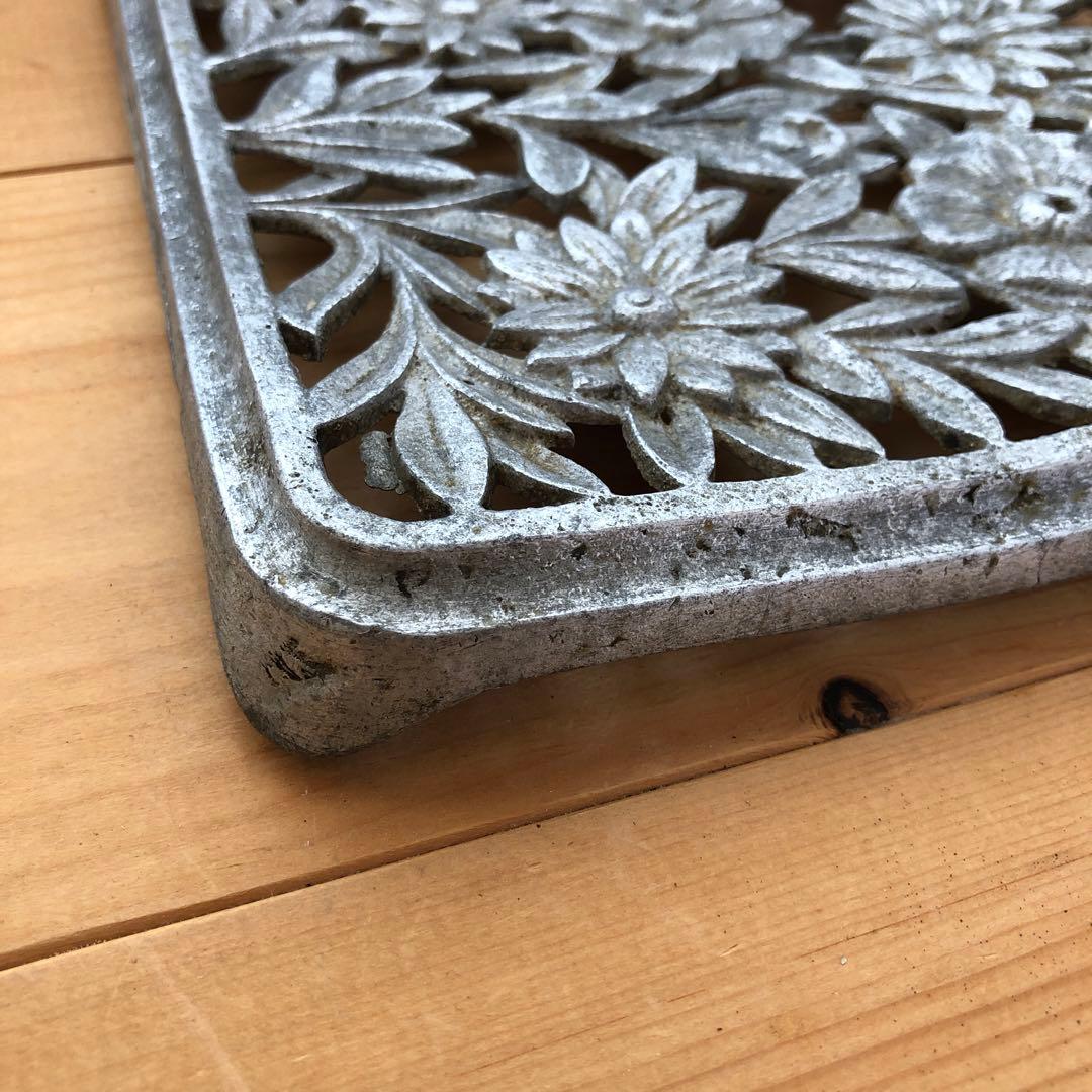 花のレリーフが美しい古い鍋敷き トリベット アンティーク フランス no