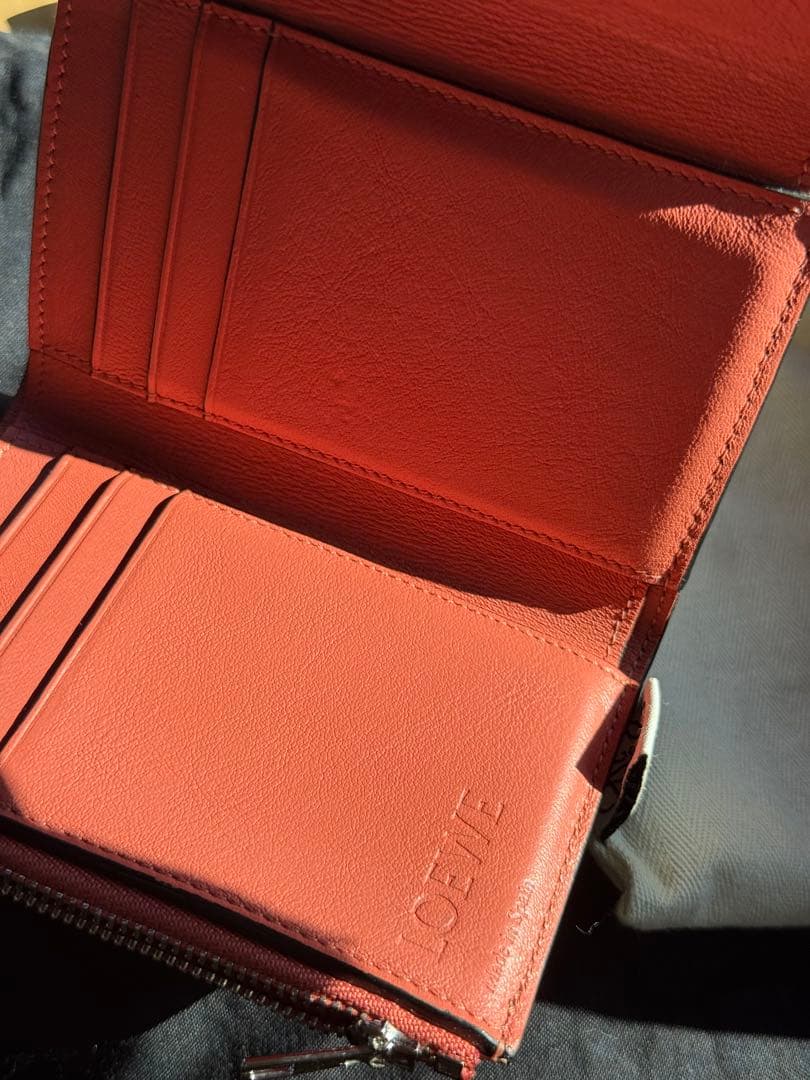 美品即発送！ロエベ LOEWE バーティカル ウォレット スモール 三つ折り財布