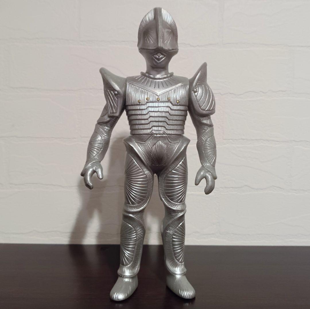 異色の甲冑姿！ 「ボーグ星人」が『ウルトラセブン』から再降臨