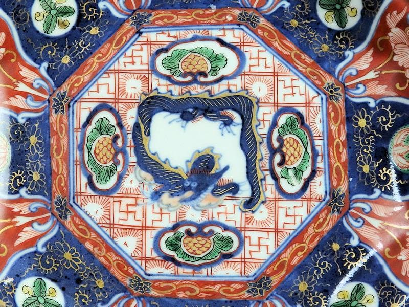 大聖寺伊万里 金襴手 菊花四方襷紋に団龍紋の図 7寸皿 607AS-DAg