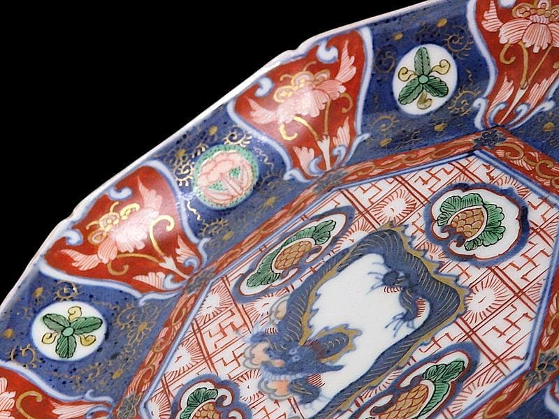 大聖寺伊万里　金襴手　菊花四方襷紋に団龍紋の図　７寸皿　607AS-DAg