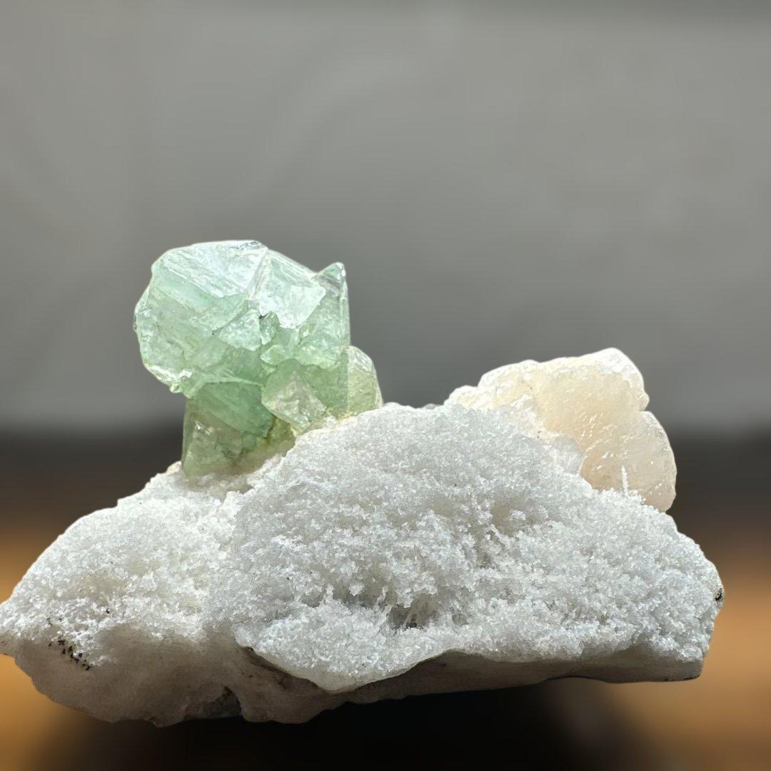 希少！グリーンアポフィライト＋スティルバイト＋クォーツ母岩付 原石 539g