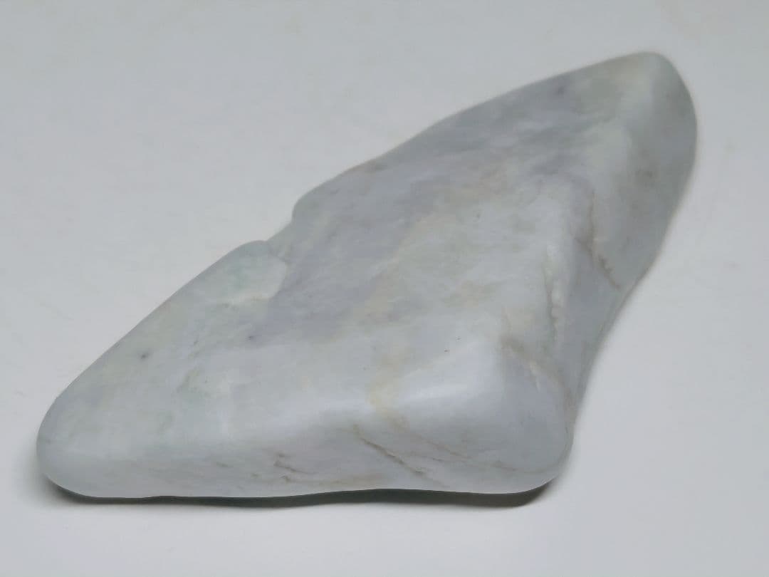 淡白緑 131g 翡翠 ヒスイ 原石 鑑賞石 自然石 誕生石 鉱物 鉱石 水石