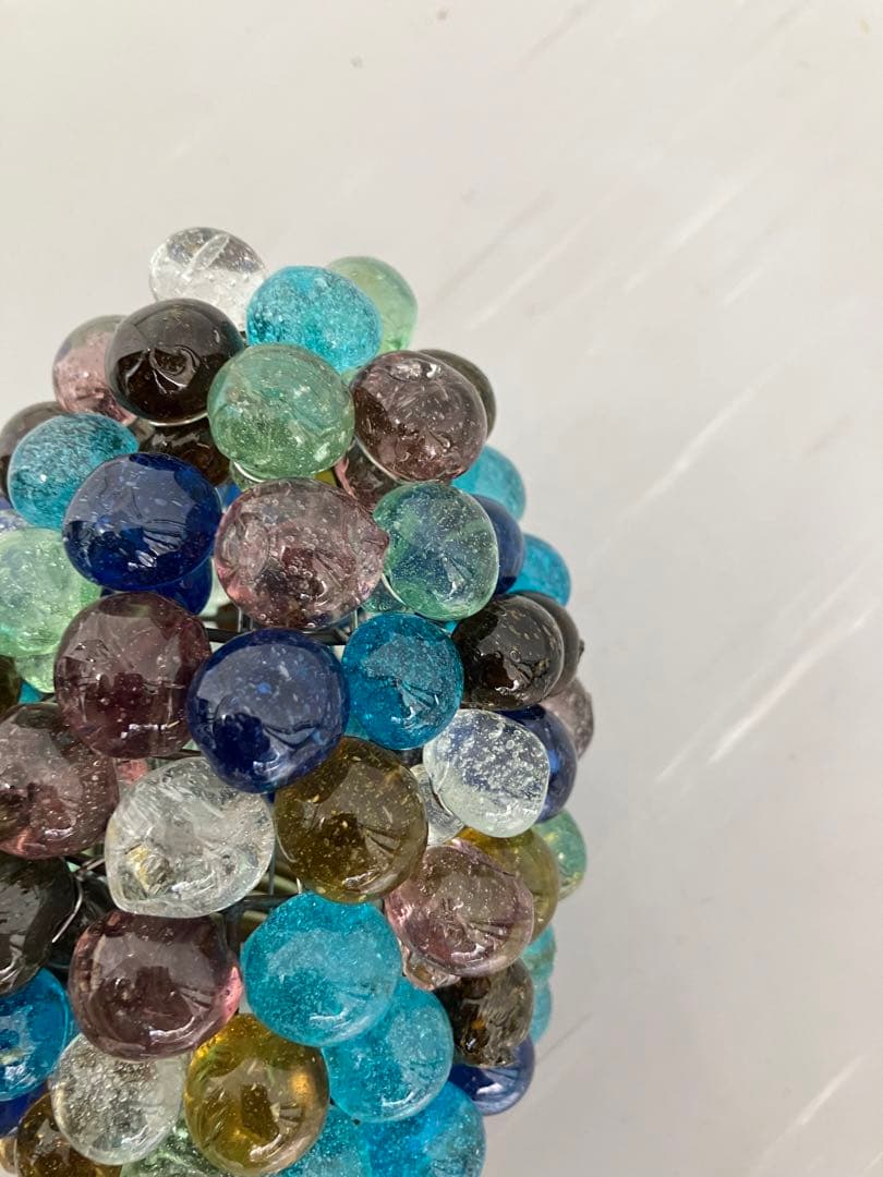 アンティークな壁掛照明器具　2灯　ガラス製ビー玉風シェード　お洒落な玄関照明葡萄