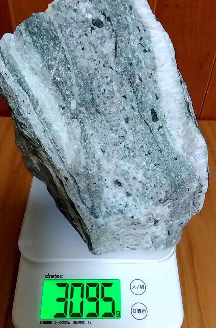 ☆翡翠原石☆稀少！下仁田硬玉翡翠【川ズレ・カチ割・底面カット3.1kg