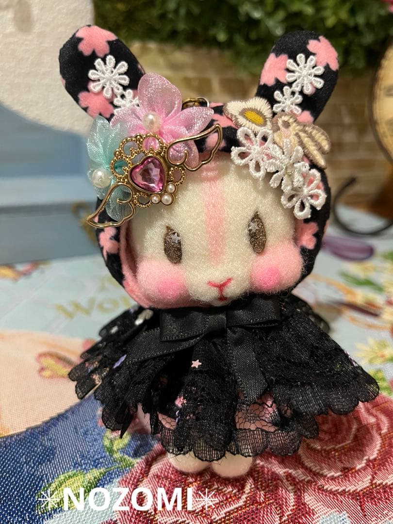 羊毛フェルト✳︎ストラップ付き縫いぐるみʕ•ᴥ•ʔ花うさぎ♡黒 - メルカリ