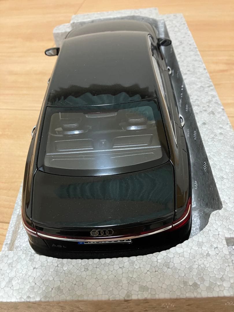 Audi A8 ミニカー 1/18 ブラック