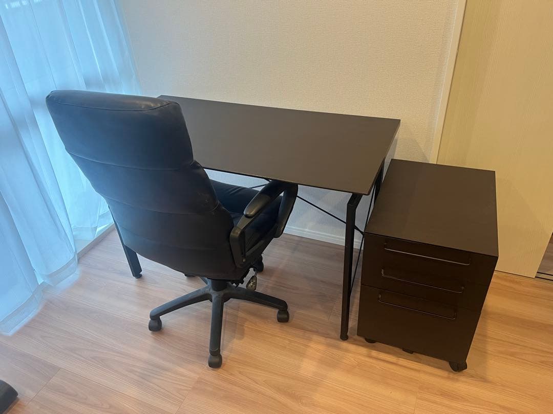 黒のパソコンデスクと回転椅子セット