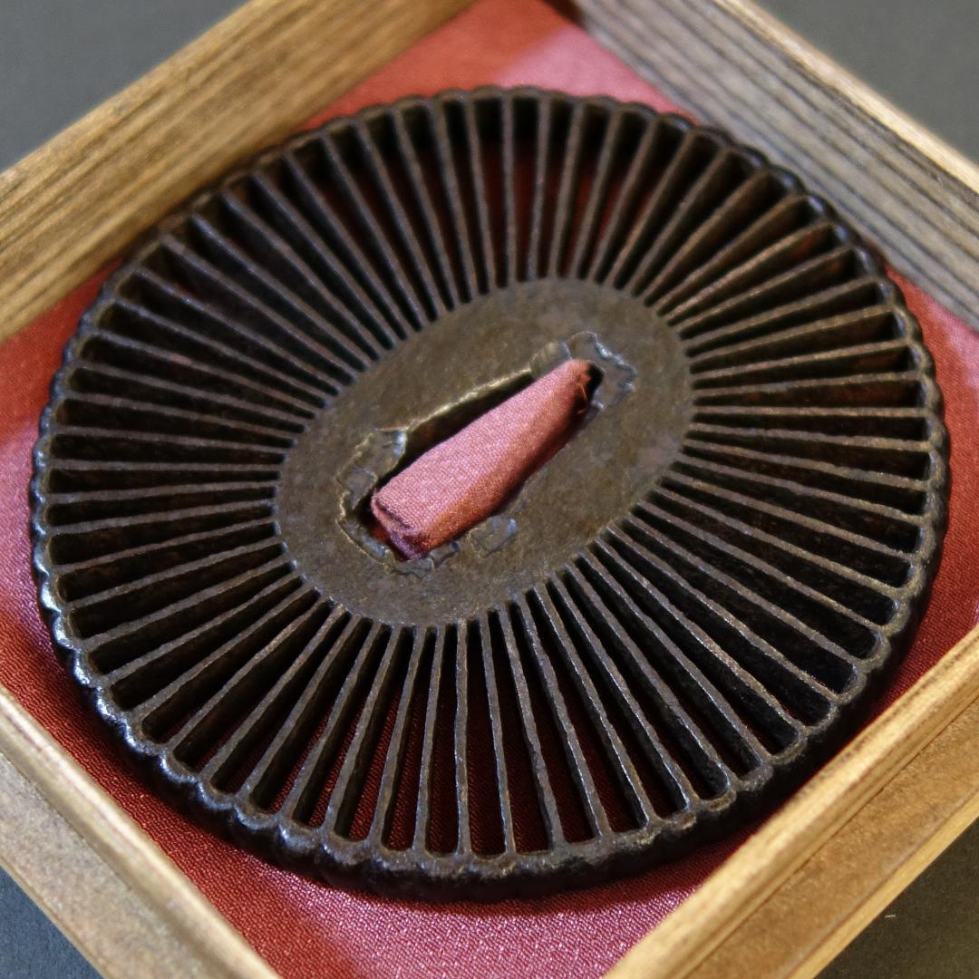 【 菊花透鐔 無銘 早乙女 】(鑑定書有) 鍔 鐔 刀装具 日本刀 武具 骨董