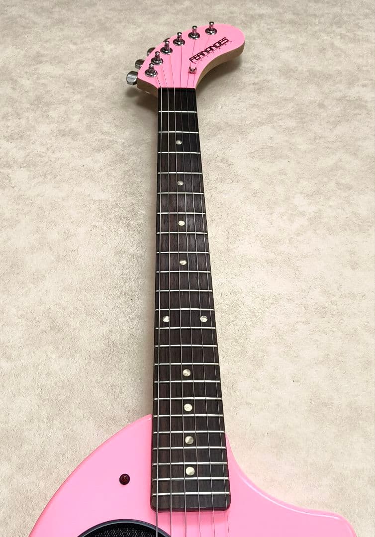 【新品同様！美品！】ZO-3 ピンク アンプ内蔵ミニギター 専用ソフトケース付