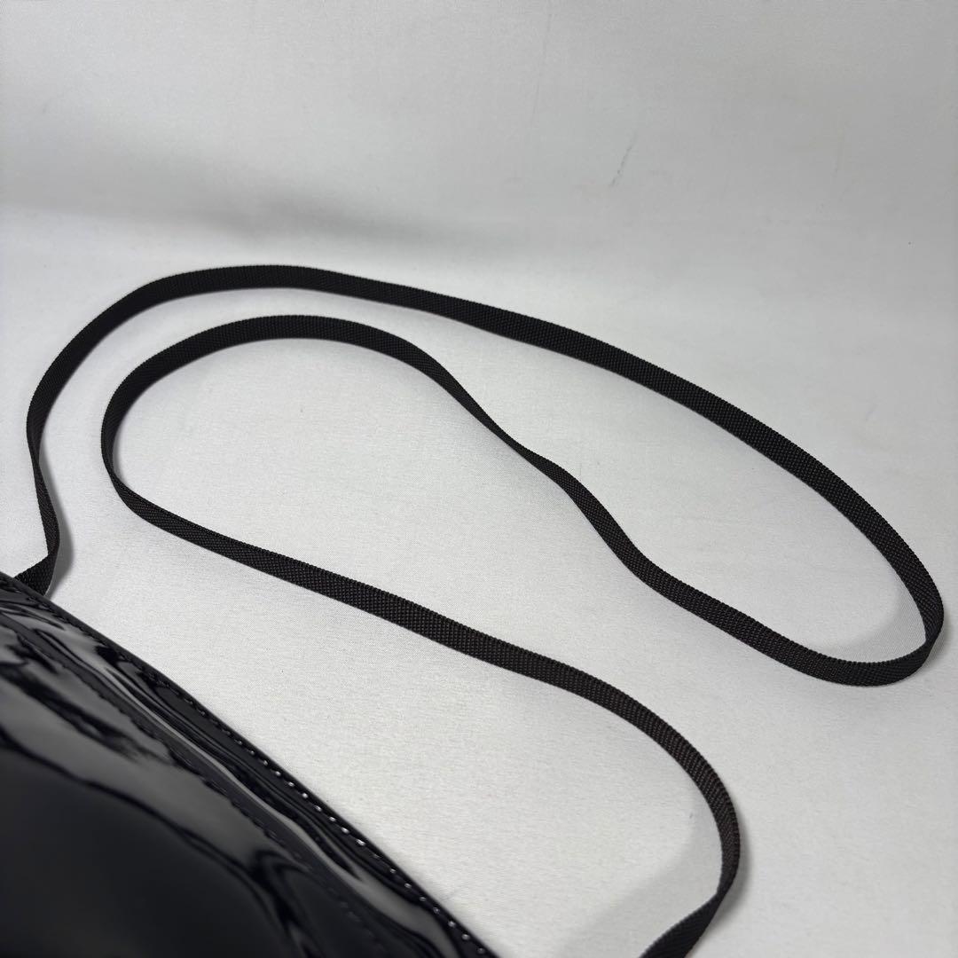 エルベシャプリエ ショルダーバッグ 斜め掛け 舟形 ヴェルニ エナメル ブラック