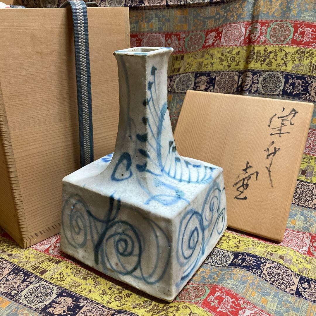 河本五郎　染付角壺　共箱　￼高17口3・3.7胴径9.5・10.6底11.4cm 柳瀬美術店 / 河本五郎「染付牛文壷」共箱[KAWAMOTO Goro]Sake Bottle
