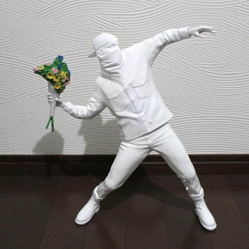 圧巻 バンクシー アート 花を捨てる少年 フィギュア オブジェ ホワイト
