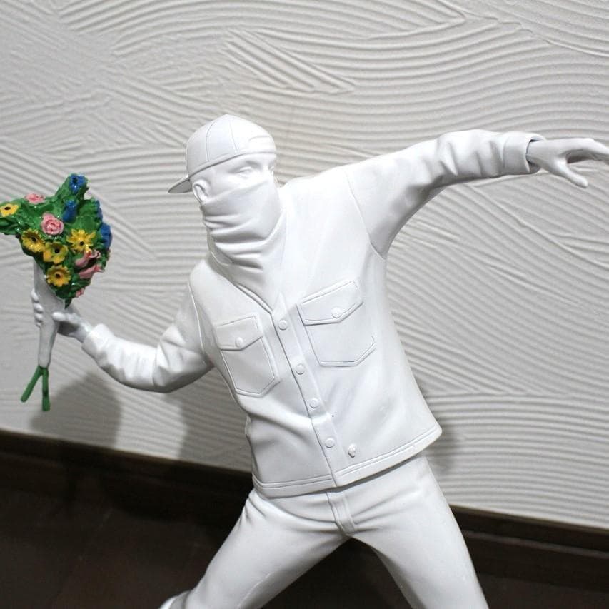 圧巻 バンクシー アート 花を捨てる少年 フィギュア オブジェ ホワイト