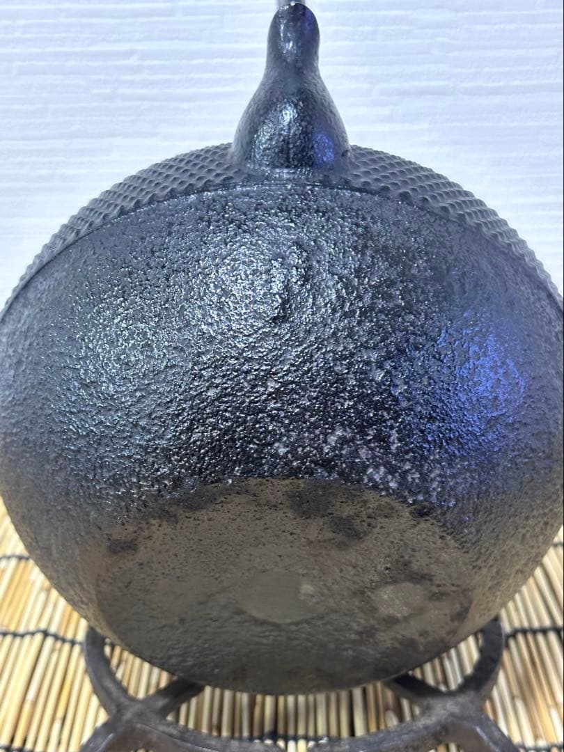 未使用品、供箱等付属品付　南部三厳堂造１５型アラレ　南部鉄瓶　南部鉄器　調理器具