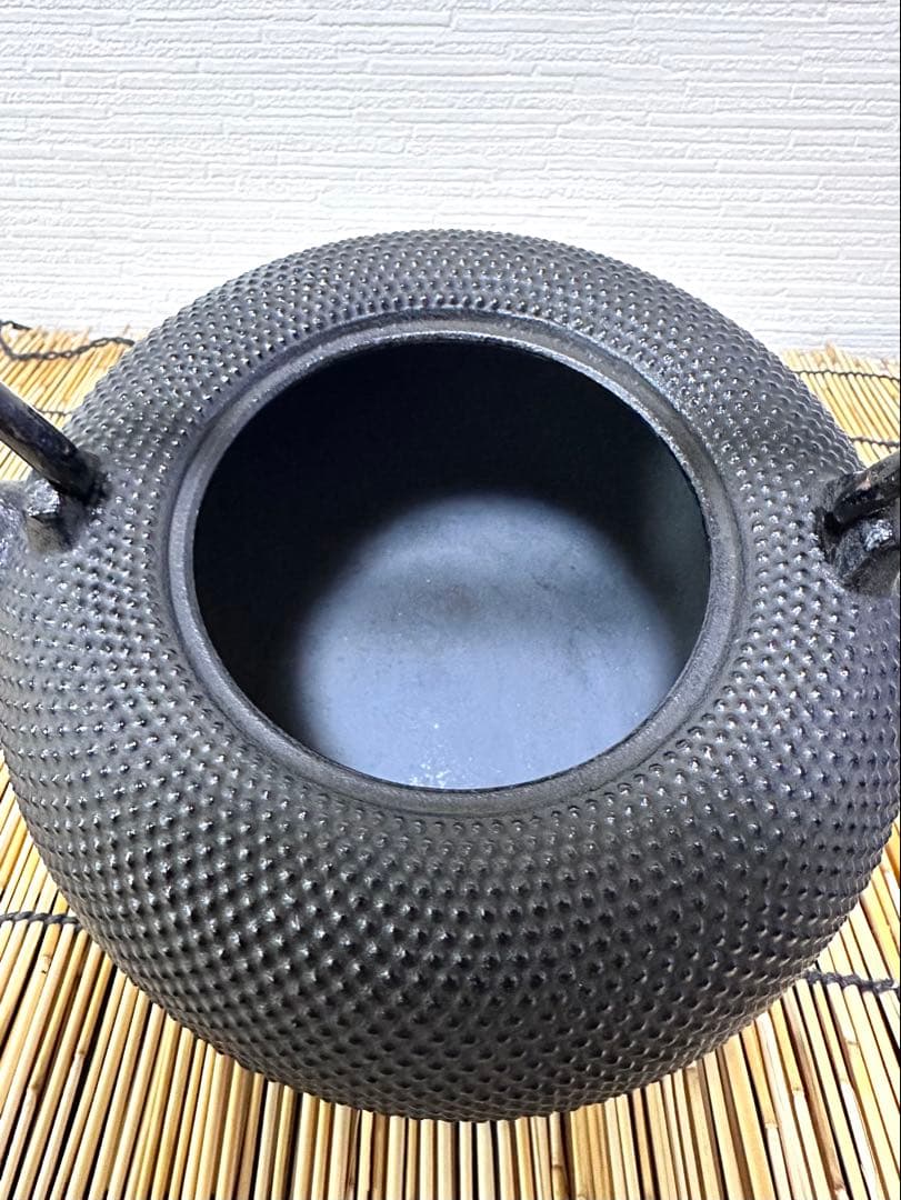 未使用品、供箱等付属品付　南部三厳堂造１５型アラレ　南部鉄瓶　南部鉄器　調理器具