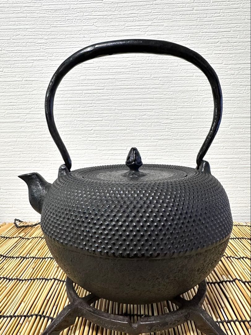 未使用品、供箱等付属品付　南部三厳堂造１５型アラレ　南部鉄瓶　南部鉄器　調理器具