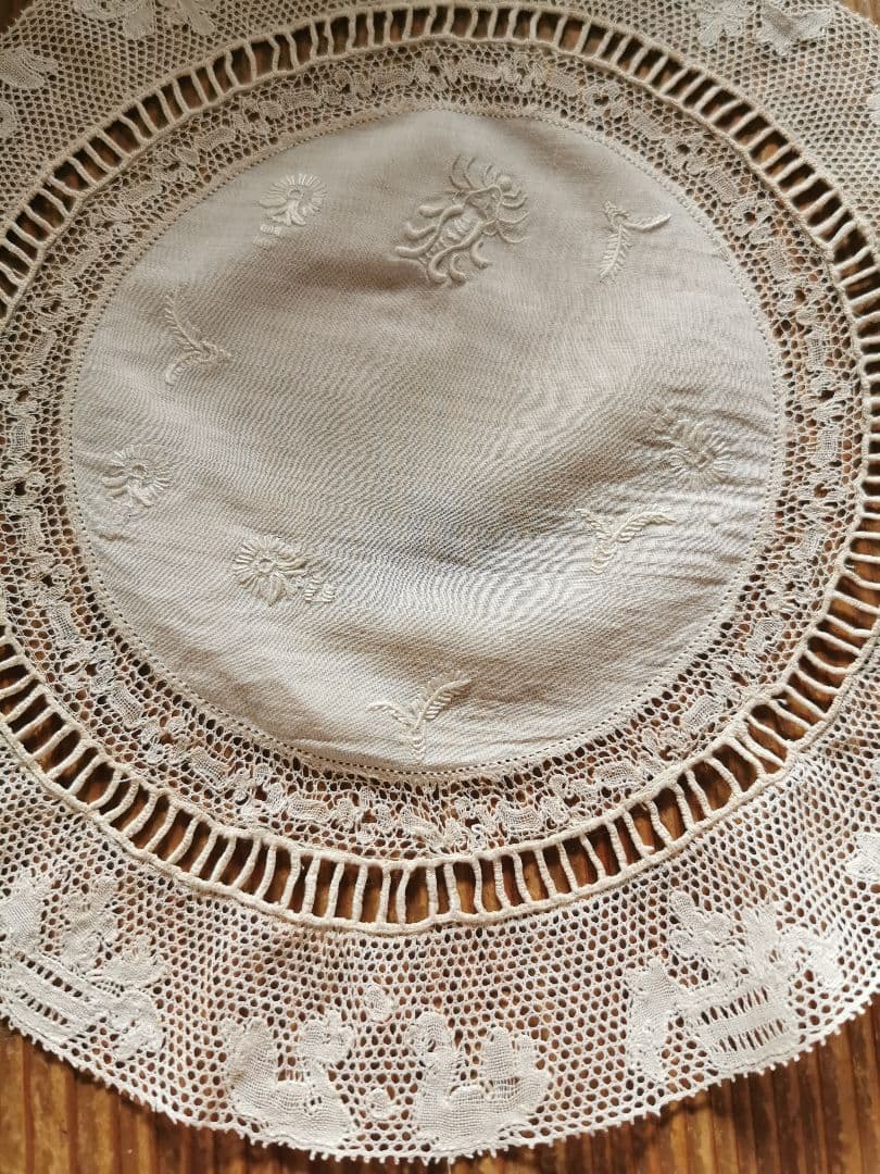 アンティーク 蛍 白鳥 手刺繍リネンドイリー ポワンドパリ 淡い