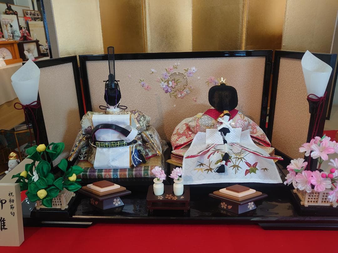 kairi●新品おひなさま●金襴衣装飾り　石帯付人形　刺繍屏風　フルセット