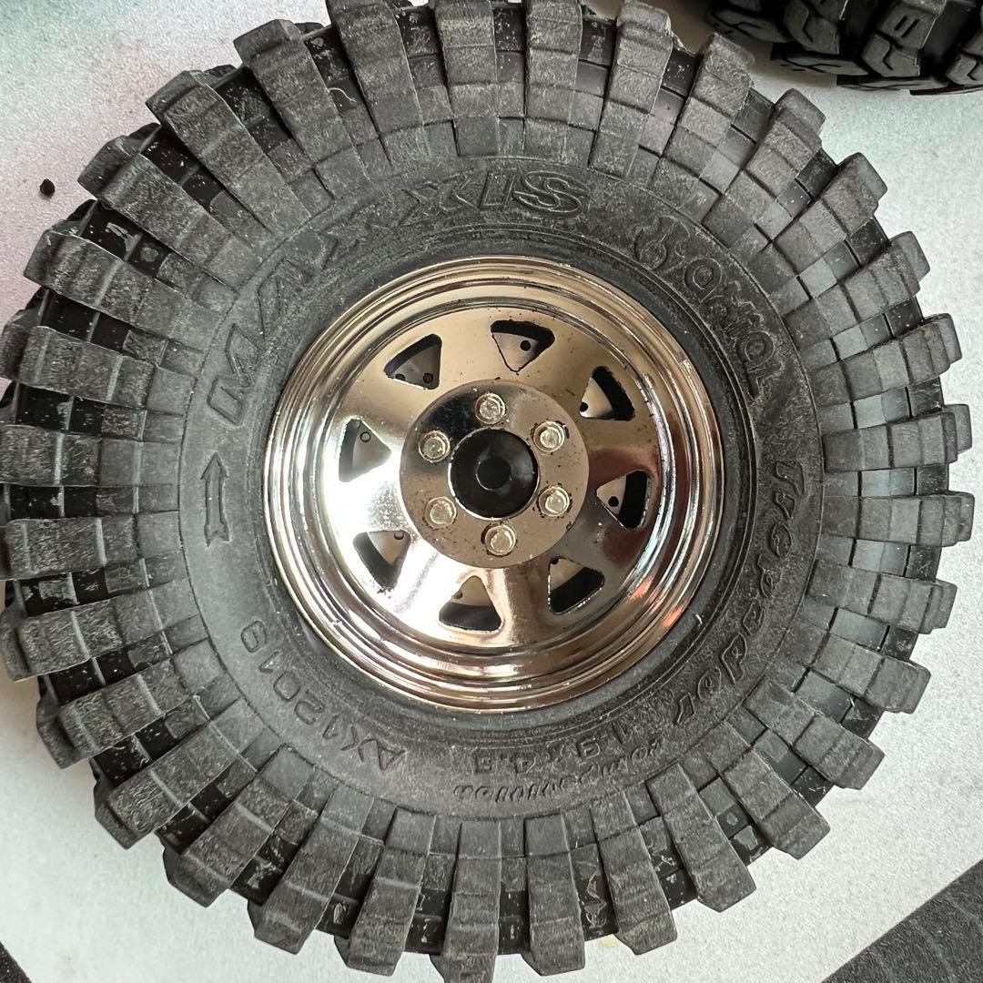 RC4WD 6LUG1.9クロームホイール、axial純正トレパドールタイヤ