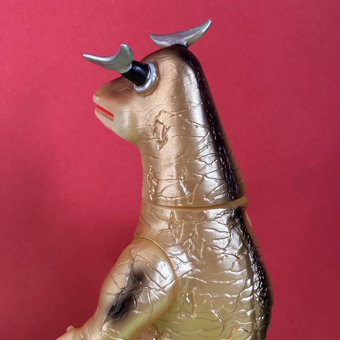 ブルマァク 怪獣シリーズ エレキング 蓄光ゴールド