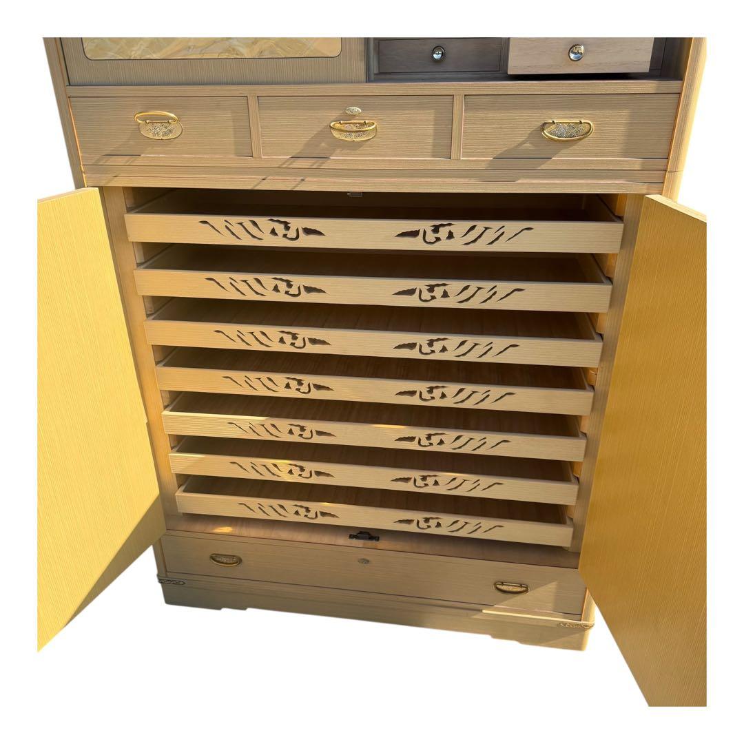 着物 外装は合板ですが衣装収納部は桐箪笥 年代物