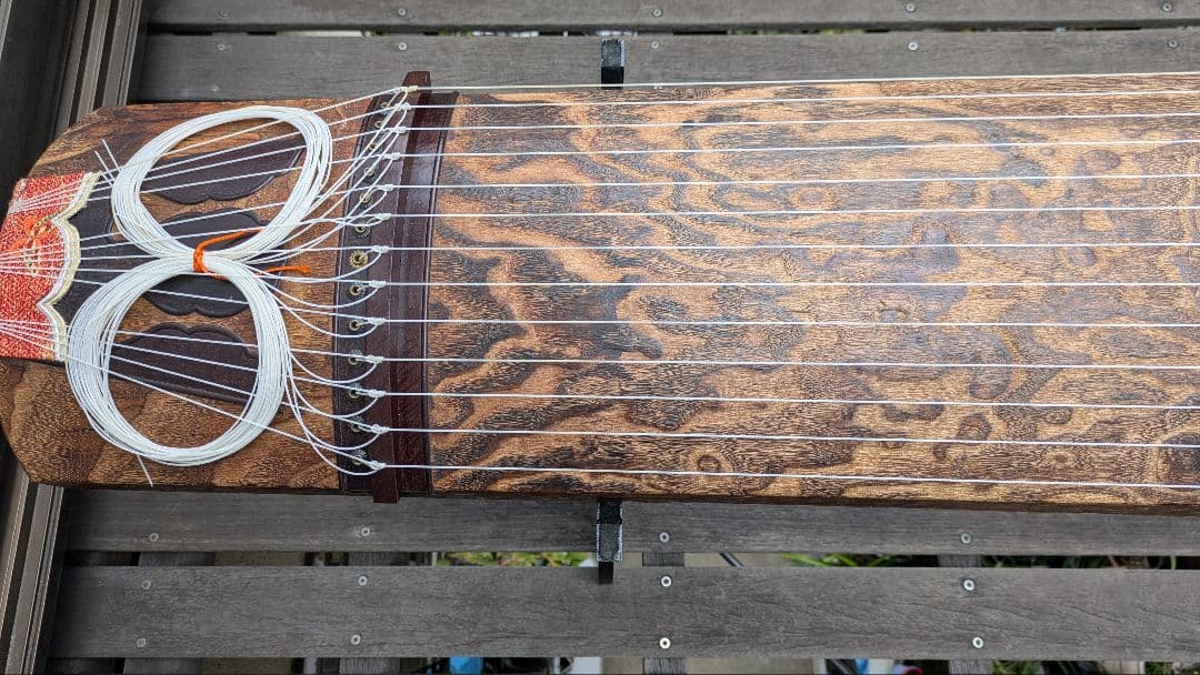 十三絃箏 上掛け式油箪 天然素材の 琴柱. 天然素材の琴柱用ケース