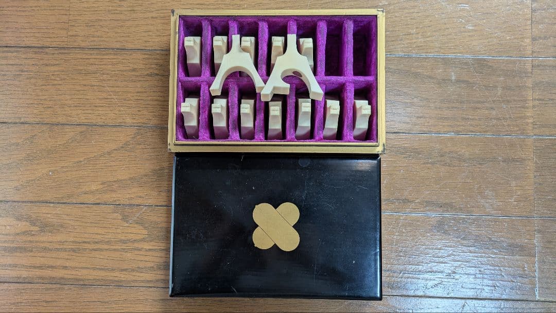 十三絃箏 上掛け式油箪 天然素材の 琴柱. 天然素材の琴柱用ケース