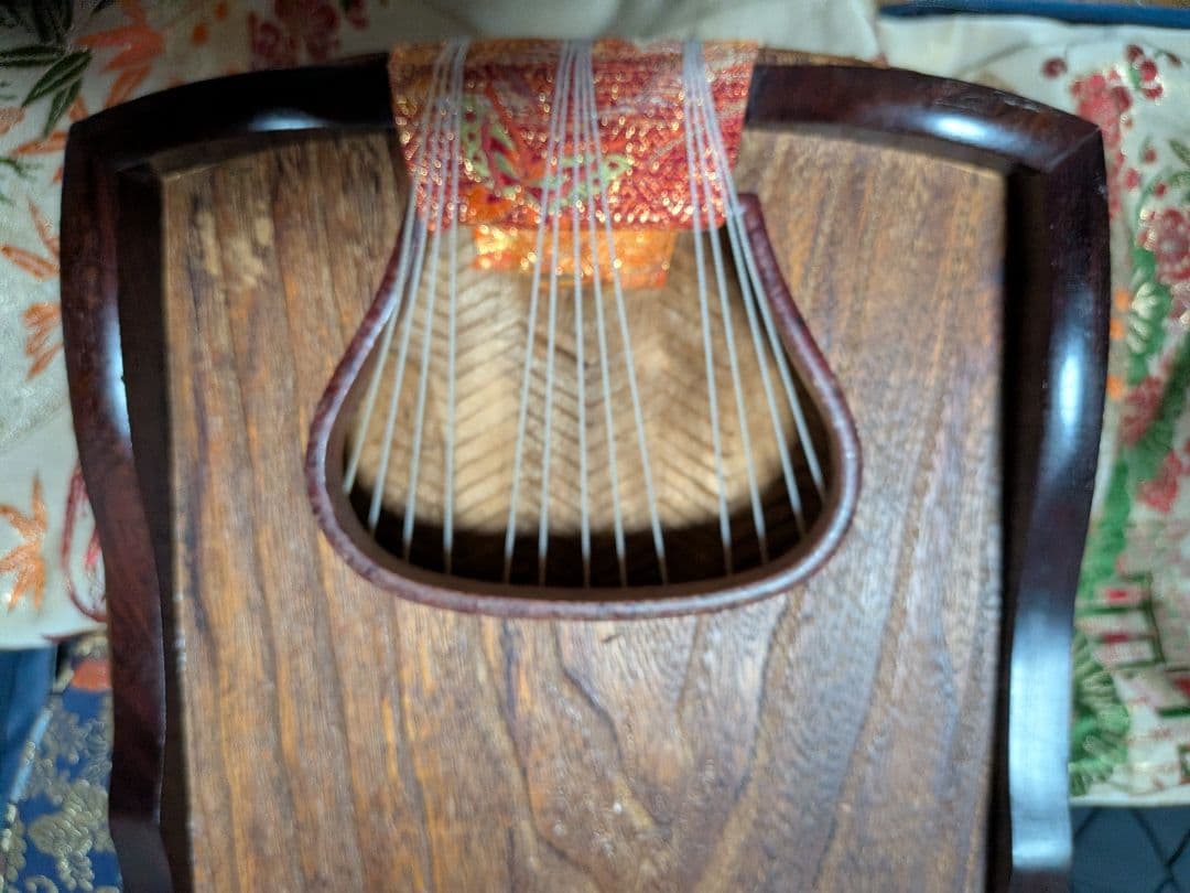 十三絃箏 上掛け式油箪 天然素材の 琴柱. 天然素材の琴柱用ケース