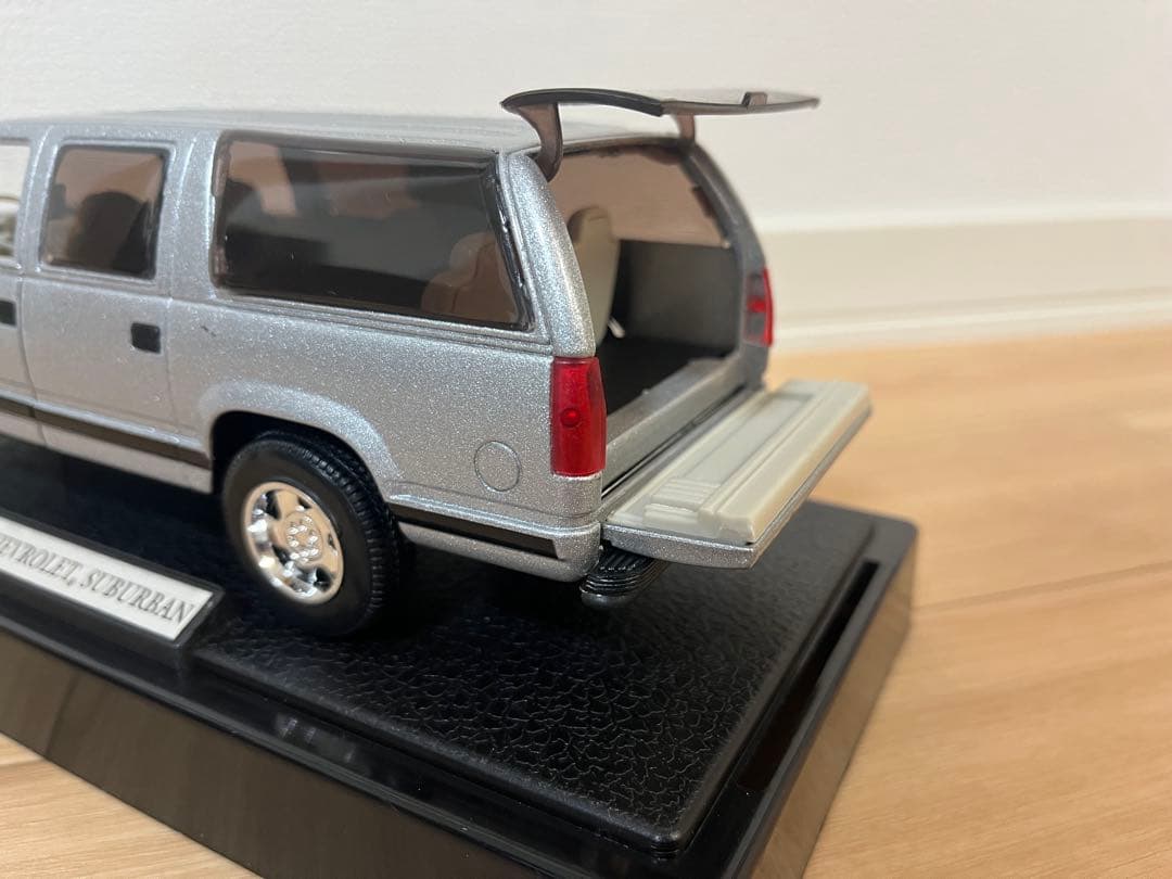 ミニカー 1993 chevrolet suburban 1/24
