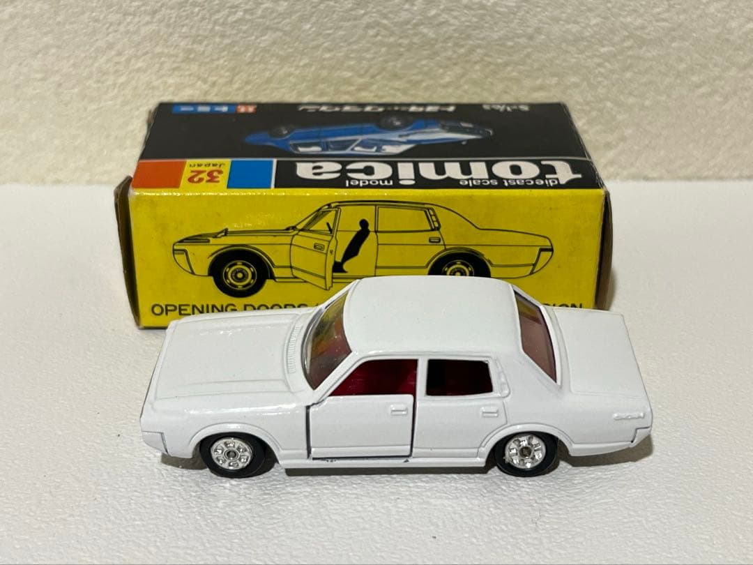 トミカ 日本製 黒箱 32-1 トヨタ ニュークラウン