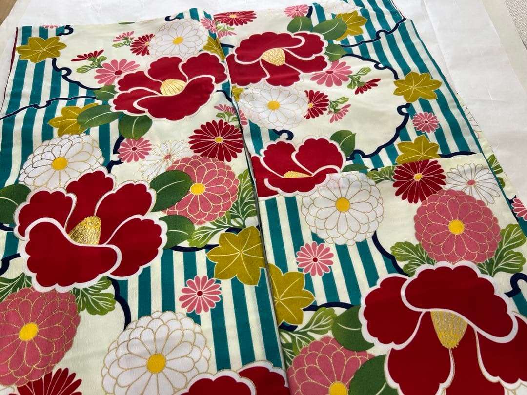 未使用品 ポリ仕立上二尺袖振袖 総柄 ポリ襦袢付き卒業