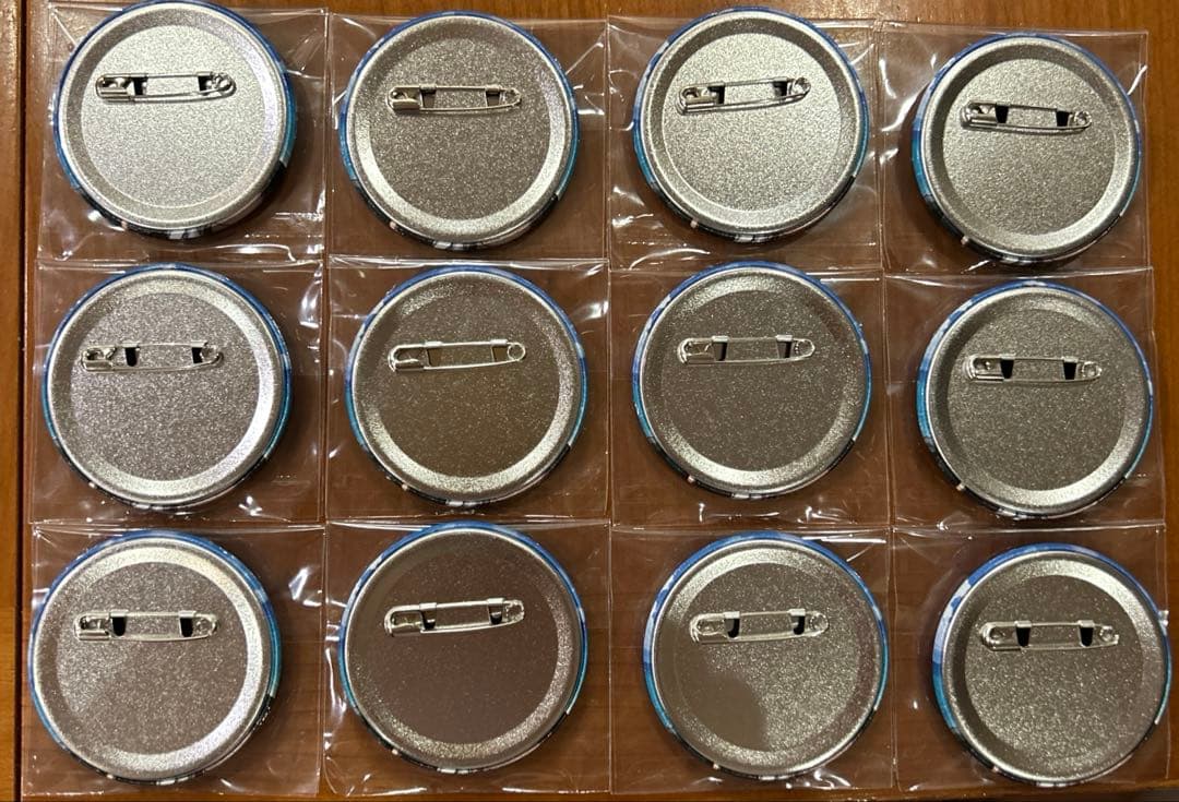 進撃の巨人 リヴァイ 缶バッジ 12個セット カラオケの鉄人 桜木町店