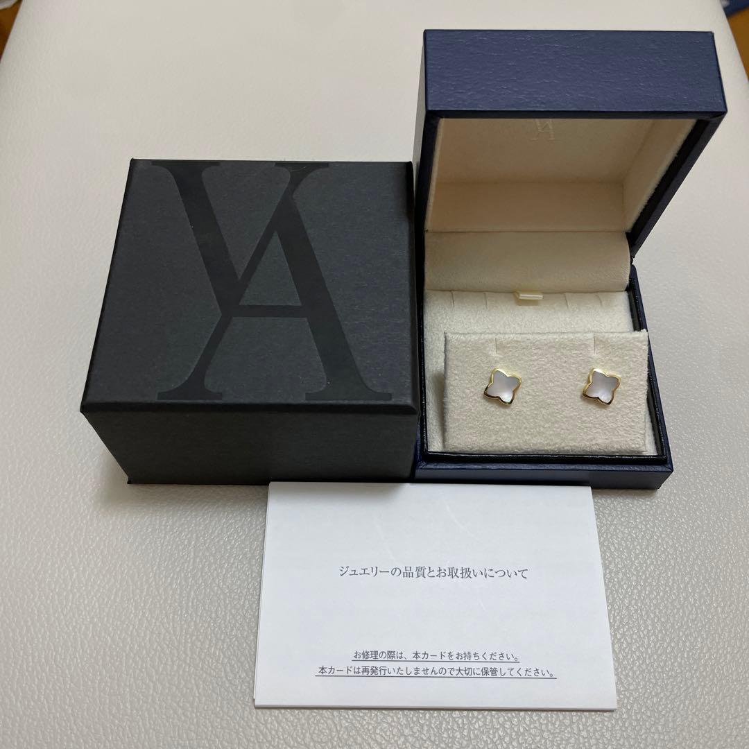 ヴァンドーム青山 ダイヤモンド白チョウ貝ピアスK18