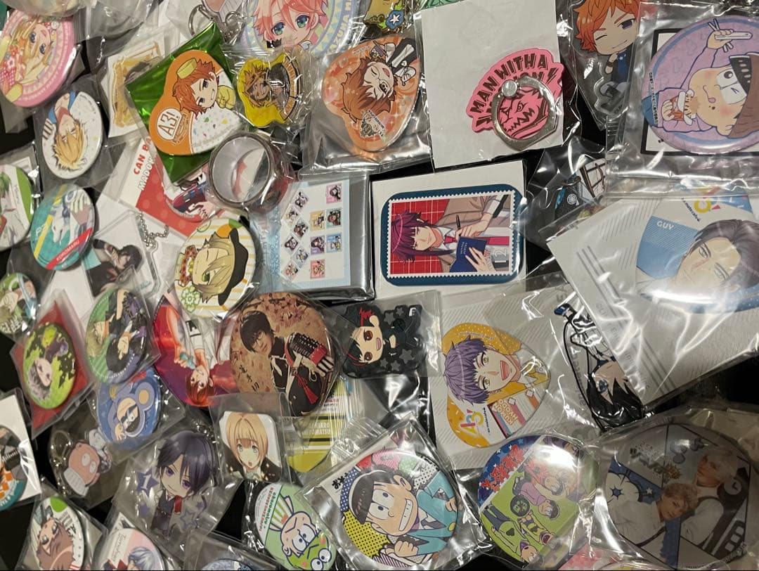 ④アニメグッズまとめ売り 大量 アクキー 缶バッジ 100点