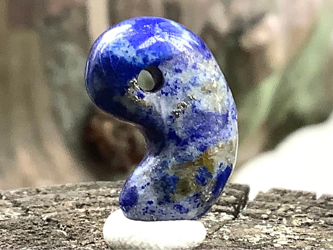 ✳希少お宝勾玉‼️ ラピスラズリ 黄鉄鉱ピカピカ 色彩良好 本物