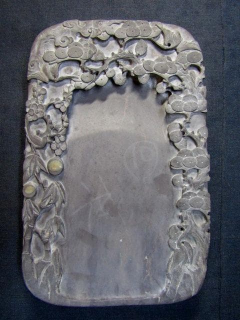 ☆硯 中国古玩 端渓硯 裏に銘有 花に飛鶴図 重