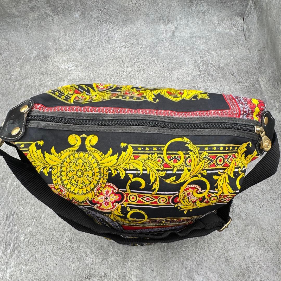 希少　VERSACE ボディバッグ　ショルダー　バロック柄　バケツ型　2way