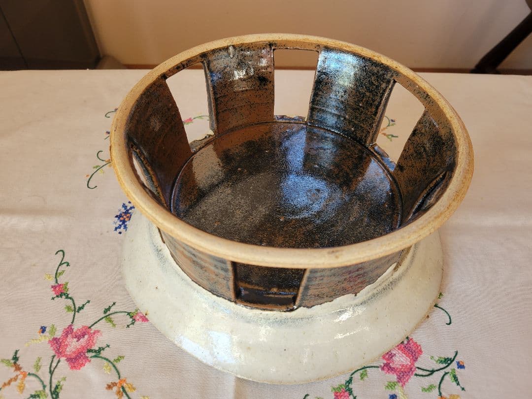 花器　陶器製脚付き