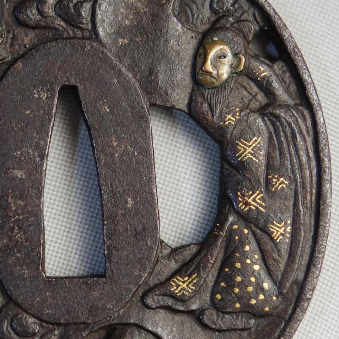 【 銅象嵌 岩窟賢人巻物図鍔 】 鍔 鐔 鉄地 刀装具 日本刀 武具 骨董