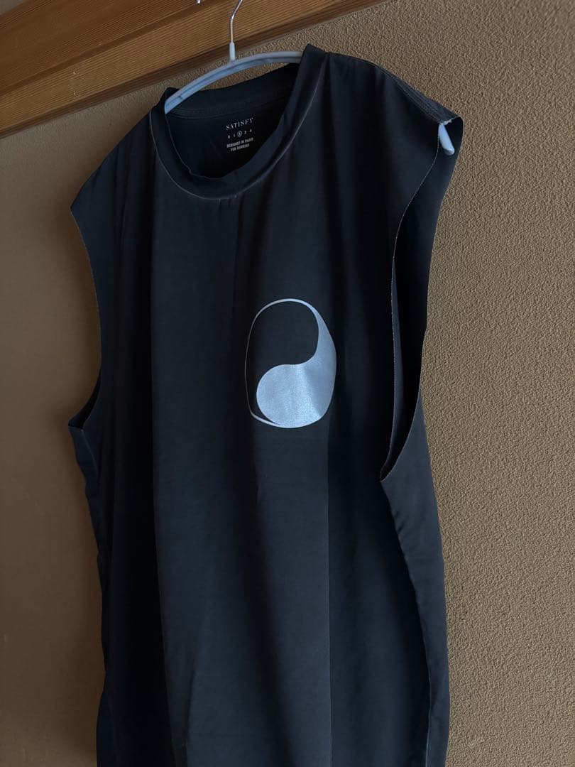 SATISFY ブラック タンクトップ ノースリーブ Satisfy running
